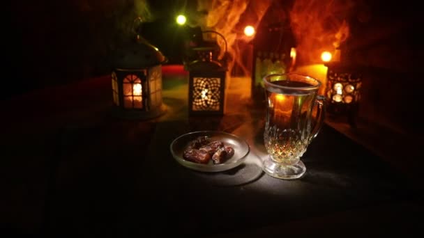 ライトと煙で黒い背景の石の表面に東のスナックとガラスでアラビア茶 東洋茶コンセプト — ストック動画
