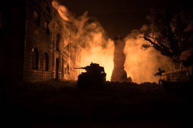 Savaş Konsepti. Askeri siluetler savaş sisli gökyüzü arka planında savaş sahnesi, Dünya Savaşı Askerleri Silueti Bulutlu Gökyüzünün Altında Gece. Harap olmuş şehirde savaş. Seçici odak