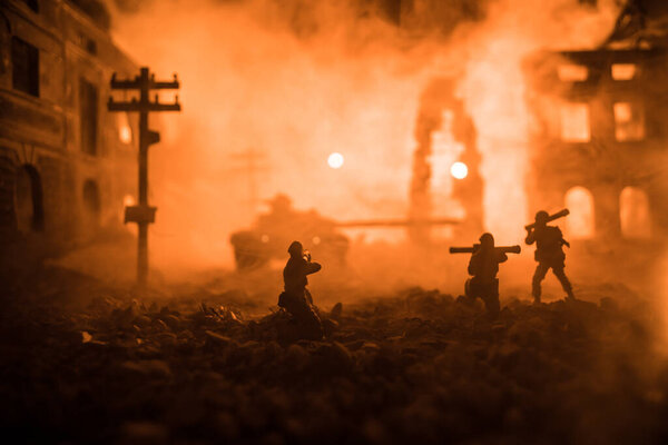 Силуэт военного солдата с базукой. Концепция войны. Военные силуэты боевой сцены на фоне тумана на фоне неба войны, Солдат Силуэт нацелен на цель ночью. Сцена нападения