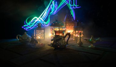 Arap çayı bardakta, doğu aperatifleriyle birlikte koyu arkaplanda, ışık ve dumanlı taş bir zemin üzerinde. Doğu çay konsepti. Seçici odak.