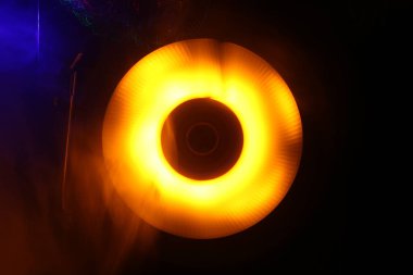 Müzik Dj konsepti. Yangın ve duman vinil kayıt üzerinde iz. Vinil disk yazma. Pikap vinil plak çalar koyu arka plan üzerinde. Seçici odak