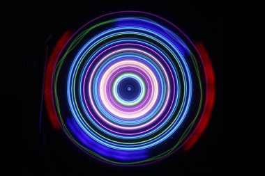 Müzik Dj konsepti. Yangın ve duman vinil kayıt üzerinde iz. Vinil disk yazma. Pikap vinil plak çalar koyu arka plan üzerinde. Seçici odak