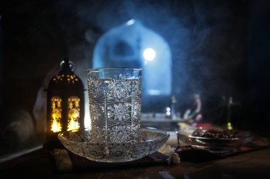 Pencere ve sütunları olan gerçekçi bir Arap iç mimarisi. Gündoğumundan önce Suhur adı verilen yemekler servis edilir. Kutlama kartı, Müslüman kutsal ayı için davetiye Ramazan Kareem. Seçici odak