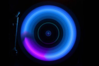 Müzik Dj konsepti. Yangın ve duman vinil kayıt üzerinde iz. Vinil disk yazma. Pikap vinil plak çalar koyu arka plan üzerinde. Seçici odak