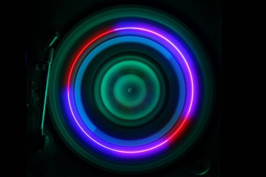 Müzik Dj konsepti. Yangın ve duman vinil kayıt üzerinde iz. Vinil disk yazma. Pikap vinil plak çalar koyu arka plan üzerinde. Seçici odak