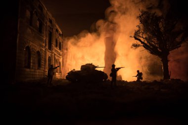 Savaş Konsepti. Askeri siluetler savaş sisli gökyüzü arka planında savaş sahnesi, Dünya Savaşı Askerleri Silueti Bulutlu Gökyüzünün Altında Gece. Harap olmuş şehirde savaş. Seçici odak