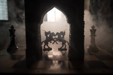 Süvari ve satranç tahtası üzerinde piyade ile ortaçağ savaş sahnesi. Satranç oyununu kavramı iş fikirleri ve rekabet ve strateji fikirler duman ve sis karanlık bir arka plan üzerinde satranç figürleri.
