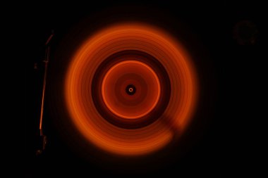 Müzik Dj konsepti. Yangın ve duman vinil kayıt üzerinde iz. Vinil disk yazma. Pikap vinil plak çalar koyu arka plan üzerinde. Seçici odak