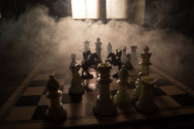Süvari ve satranç tahtası üzerinde piyade ile ortaçağ savaş sahnesi. Satranç oyununu kavramı iş fikirleri ve rekabet ve strateji fikirler duman ve sis karanlık bir arka plan üzerinde satranç figürleri.