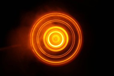 Müzik Dj konsepti. Yangın ve duman vinil kayıt üzerinde iz. Vinil disk yazma. Pikap vinil plak çalar koyu arka plan üzerinde. Seçici odak