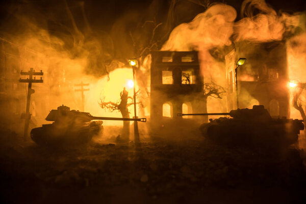 Концепция войны. Военные силуэты боевой сцены на фоне тумана на фоне неба войны, силуэт солдат мировой войны под облачным горизонтом ночью. Битва в разрушенном городе. Селективный фокус