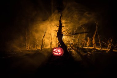 Zombilerin mezarlıktaki ölü ağaç, ay, kilise ve sisli ürkütücü bulutlu gökyüzü, Korku Cadılar Bayramı konsepti. Seçici odak