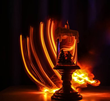 Şeffaf dekoratif mum ve içinde Noel minyatürleri olan sisli arka ışık. Seçici odak