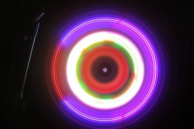 Müzik Dj konsepti. Yangın ve duman vinil kayıt üzerinde iz. Vinil disk yazma. Pikap vinil plak çalar koyu arka plan üzerinde. Seçici odak