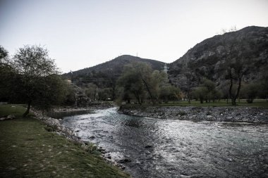 Güneşli bir sabahta dağ nehri. Dağlarda güzel doğa. Azerbaycan Kafkasya doğası.