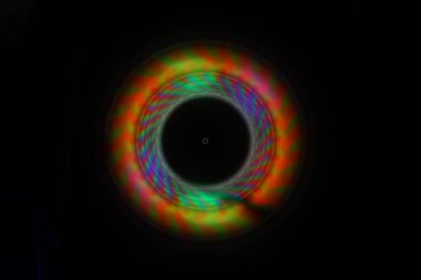 Müzik Dj konsepti. Yangın ve duman vinil kayıt üzerinde iz. Vinil disk yazma. Pikap vinil plak çalar koyu arka plan üzerinde. Seçici odak