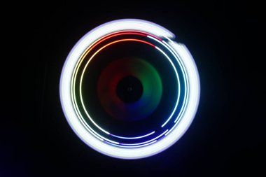 Müzik Dj konsepti. Yangın ve duman vinil kayıt üzerinde iz. Vinil disk yazma. Pikap vinil plak çalar koyu arka plan üzerinde. Seçici odak