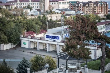 Khankendi, Azerbaycan - 28.10.2024: Khankendi Şehri 'nin Manzarası, Azerbaycan: Dağlar Arasında Yuvalanmış Şehrin Bir Bakışı
