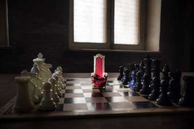 Satranç tahtasında kırmızı kraliyet koltuğu (Ortaçağ Tahtı) minyatür. - Evet. Satranç masası iş fikirleri, rekabet ve strateji fikirleri konsepti. Seçici odak