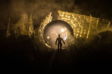 Parçalanmış camın arka planında bir insanın silueti. Cam parçalarından oluşan soyut bir dünya. Gerçeküstü bir kavram. Masa üstü dekorasyonu. Seçici odak