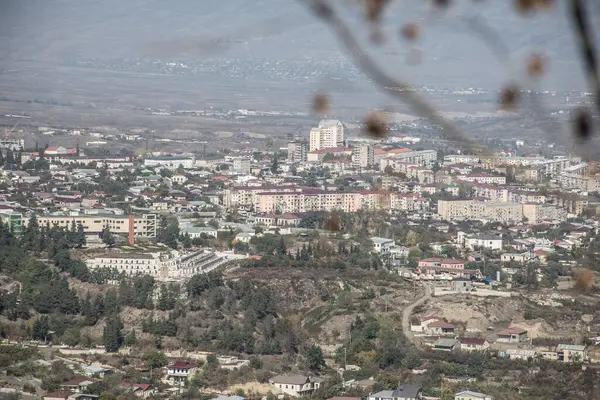 Khankendi, Azerbaycan - 28.10.2024: Khankendi Şehri 'nin Manzarası, Azerbaycan: Dağlar Arasında Yuvalanmış Şehrin Bir Bakışı