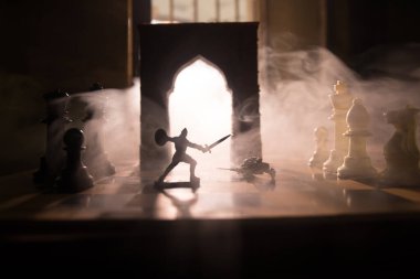 Süvari ve satranç tahtası üzerinde piyade ile ortaçağ savaş sahnesi. Satranç oyununu kavramı iş fikirleri ve rekabet ve strateji fikirler duman ve sis karanlık bir arka plan üzerinde satranç figürleri.