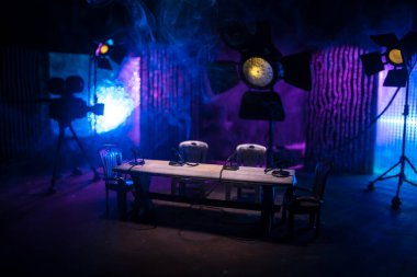 Dört Mikrofon ve Kameralar Kayda Hazır Podcast Stüdyo Ayarları. Minyatür masa üstü. Seçici odak