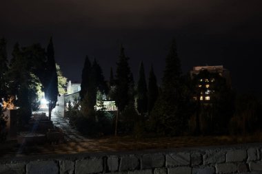 Gece vakti terk edilmiş şehir sokakları. Binalarda kimse yok. Uzun deklanşör hızı