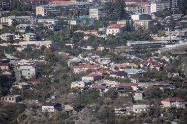 Khankendi, Azerbaycan - 28.10.2024: Khankendi Şehri 'nin Manzarası, Azerbaycan: Dağlar Arasında Yuvalanmış Şehrin Bir Bakışı