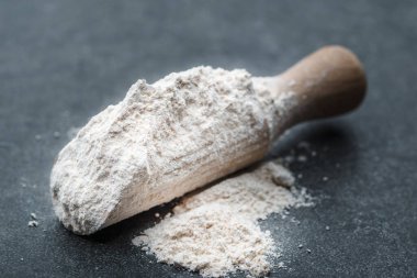 Koyu renkli masa üzerinde un olan fırın arkaplanı