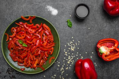 Şeritli ızgara kırmızı biber tabağı. Sağlıklı vejetaryen yemeği.