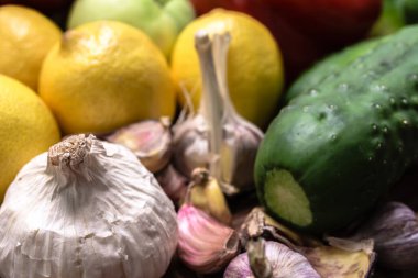 Çiftçi pazarında biyo organik sebze ve meyve. Taze organik meyve ve sebze çeşitleriyle besin arka planı.