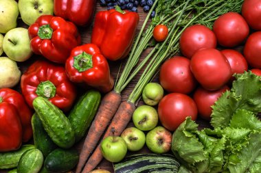 Çiftçi pazarında biyo organik sebze ve meyve. Taze organik meyve ve sebze çeşitleriyle besin arka planı.