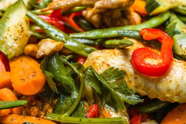 Tavuk kanatlarını tavada sebzelerle karıştır. Baharatlı Asya yemekleri konsepti.