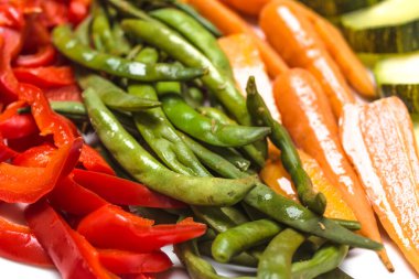 Haşlanmış sebze. Buharda kabak, yeşil fasulye, havuç, biber. Düşük kalorili diyet kavramı.