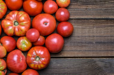 Çiftçi pazarında biyo domates. Tahta masadaki taze domatesler. Organik sebzeler.