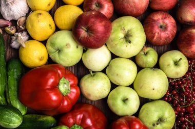 Çiftçi pazarında biyo organik sebze ve meyve. Taze organik meyve ve sebze çeşitleriyle besin arka planı.