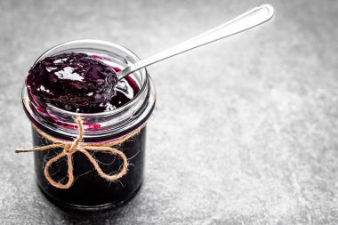 Aronia reçeli ve taze böğürtlen.