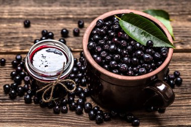 Aronia reçeli ve taze böğürtlen..