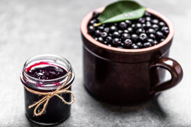 Aronia reçeli ve taze böğürtlen.