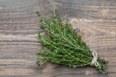 Tahta arka planda taze kekik