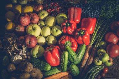 Çiftçi pazarında biyo organik sebze ve meyve. Taze organik meyve ve sebze çeşitleriyle besin arka planı.