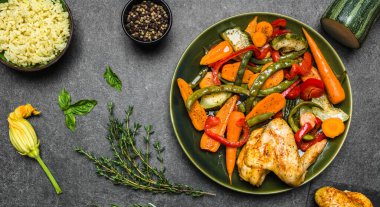 Kızarmış tavuğu sebzeyle karıştır