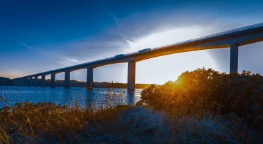 Vejlefiord Köprüsü 'nün güneyine bakıyorum. Danimarka' yı Almanya 'ya bağlayan E45 otoyolunun bir parçası. 1980 'de açıldı ve uzunluğu 1712 metre..