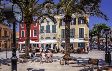 İkonik Bondi Plajı: Büyük bir kalabalık, arka planda evler bulunan güneş ve denizin keyfini çıkarıyor. Güneş arayanlar için popüler bir hedef..