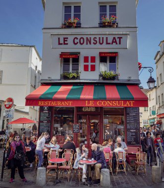 Montmartre, Paris 'in göbeğinde yer alan ikonik açık hava Kafe Le Consulat, mükemmel bir deneyim isteyen ziyaretçiler için popüler bir mekandır. Cazibesiyle tanınan, bira ya da kahve içmek için idealdir..