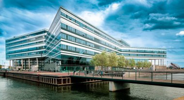 Aarhus Limanı 'nda mimarlık ödüllü bina. Fütüristik binada çeşitli iş ofisleri ve büyük bir park yeri bulunmaktadır..