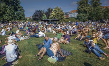 Kongens Have, The Royal Garden 'daki seyirciler, 2013 Kopenhag Caz Festivali sırasında bir konserin başlamasını bekliyorlar.. 