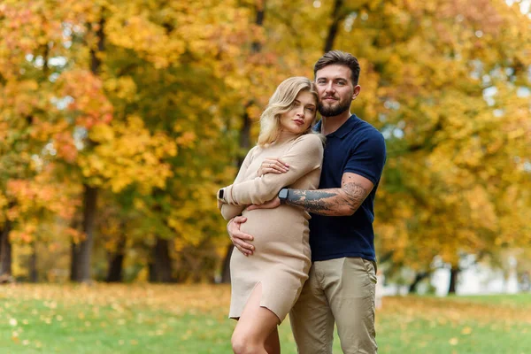 Σύζυγος Αγκαλιάζει Τρυφερά Την Έγκυο Γυναίκα Της Στο Πάρκο Του — Φωτογραφία Αρχείου