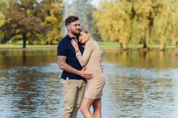 Havalı Genç Hamile Kadın Yakışıklı Kocası Göl Kenarında Birbirlerine Sarılıyorlar — Stok fotoğraf